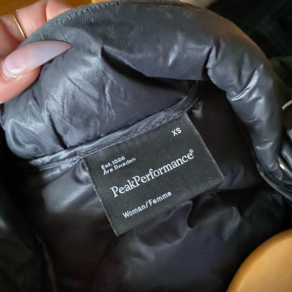 Peak Performance lightweight puffer; black, size xs - Picture 7 of 9